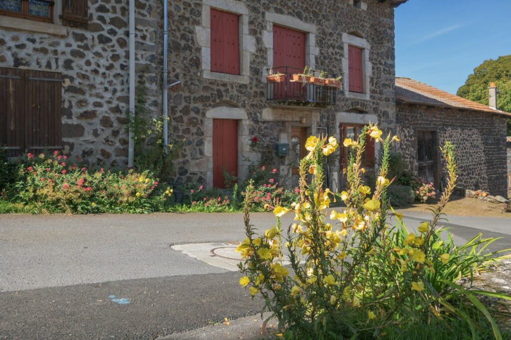 Fachada de piedra natural con contraventanas pintadas